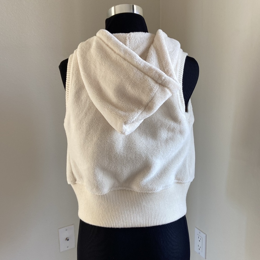 Comfy, cozy sleeveless zipper up vest w hoodie. Wears like a small.